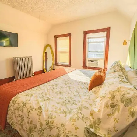 Eclectic 1Br, 10 Min-Boston,Near Public Transport Apartment